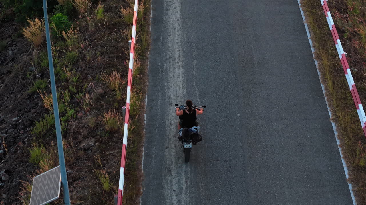 Persona in motocicletta su strada