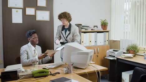 Afroamerikanischer-Geschäftsmann,-Der-Einen-Retro-Computer-Im-Vintage-Büro-Verwendet.