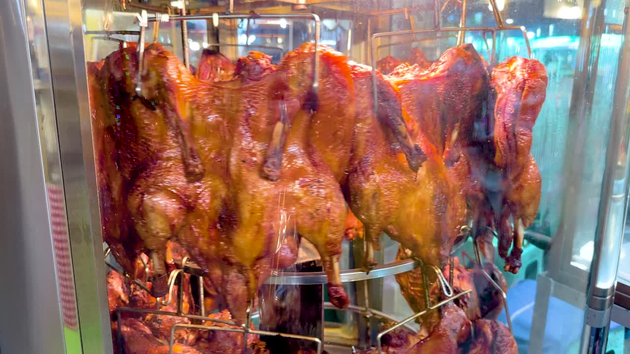 시장 전시장에서 회전하는 구운