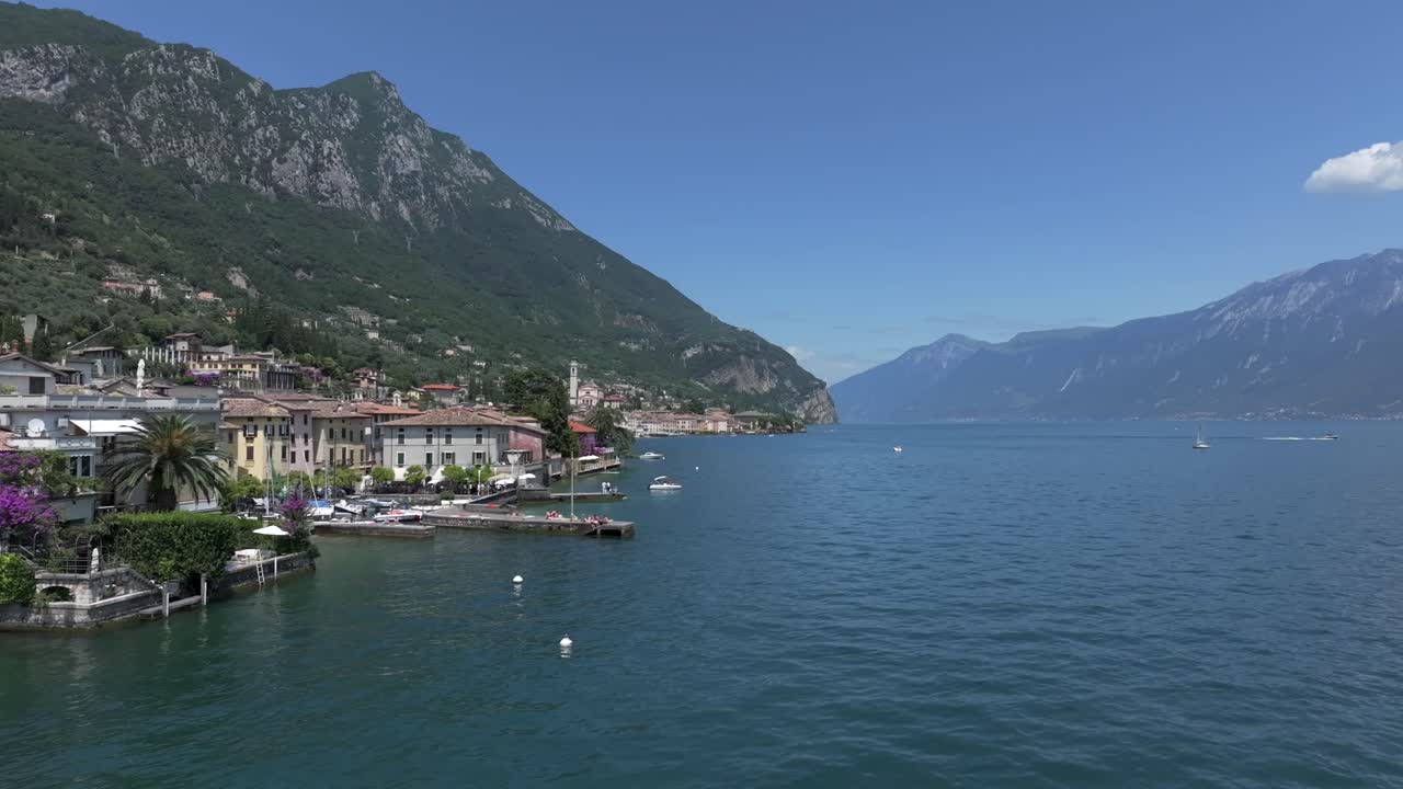 Europa, Lago di Garda, Villaggio di Gargnano, vista aerea con drone 4K 60fps. Volo cinematografico sull'acqua e sul villaggio.