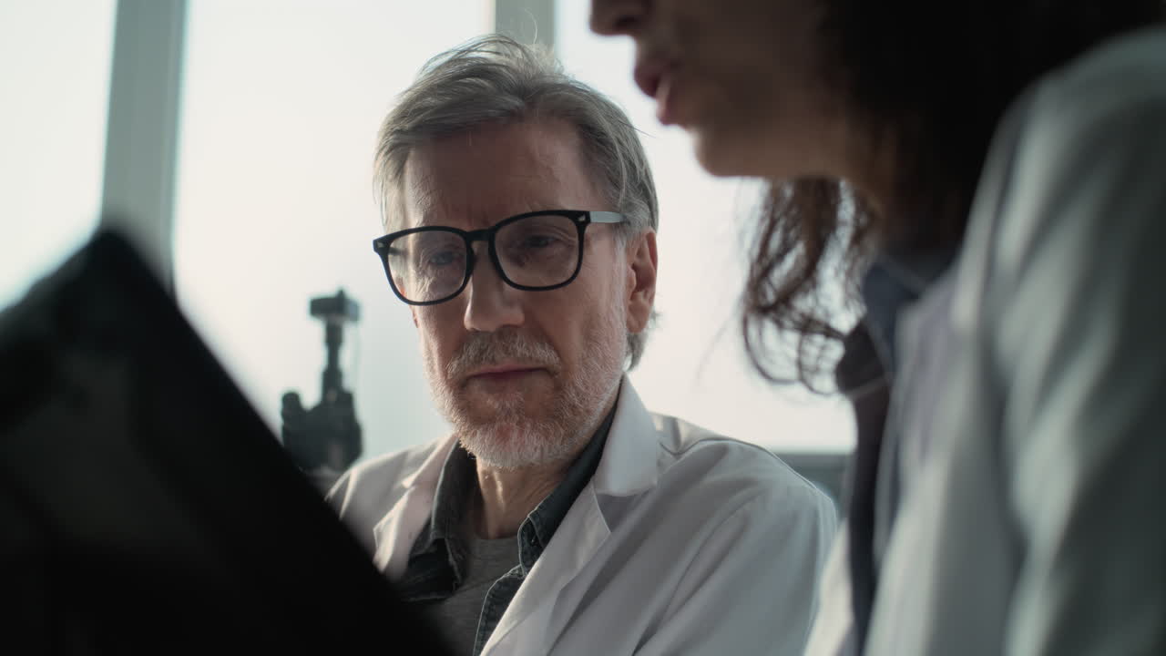 profesionales médicos que revisan las radiografías