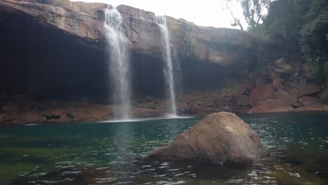 Unberührter-Natürlicher-Felsiger-Wasserfall,-Der-Morgens-Von-Der-Bergspitze-Aus-Einem-Flachen-Winkelvideo-Fällt,-Das-In-Krangsuri-Fall-Meghalaya,-Indien,-Aufgenommen-Wurde