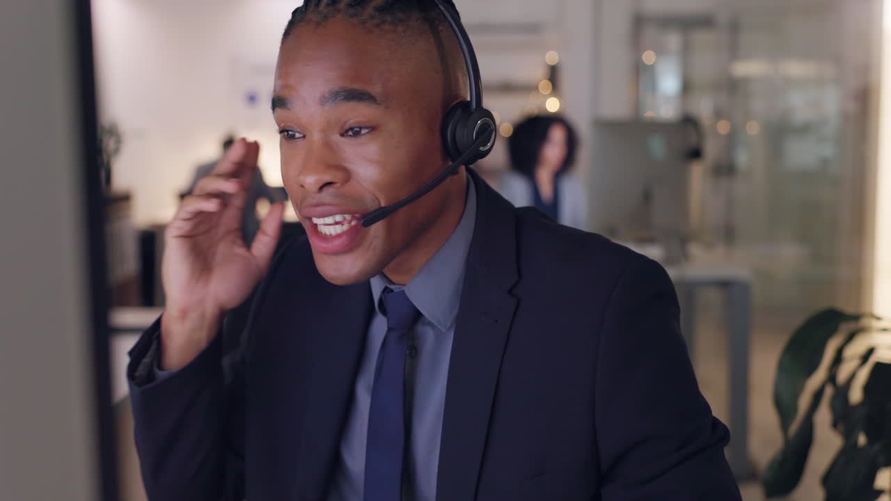 Call center, computer o uomo di colore che offre consulenza