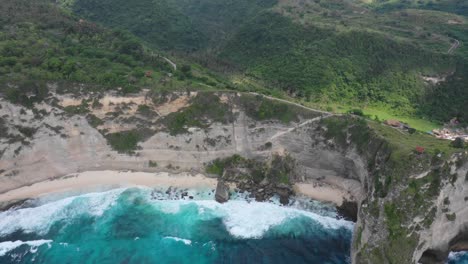 Schaumige-Wellen-Krachen-Am-Diamond-Beach