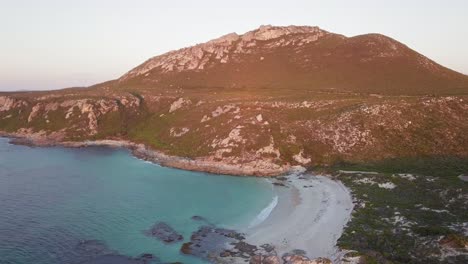 Vista-Aérea-Del-Paisaje-De-La-Costa-Del-Sur-De-Australia-Durante-El-Amanecer