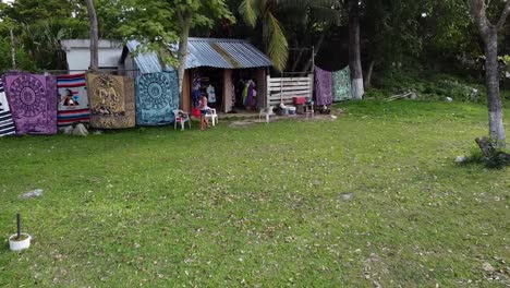 una mujer saliendo de una tienda de artesanías en un pequeño pueblo dentro de la selva