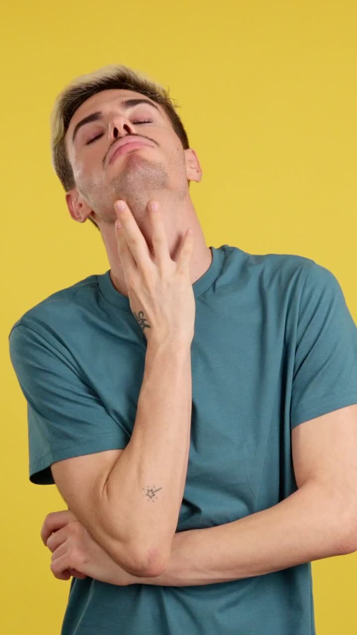 L'uomo con gli occhi chiusi