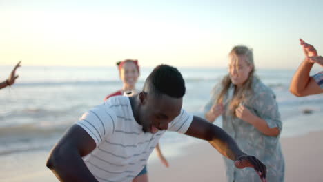 Junger-Afroamerikaner-Genießt-Einen-Tag-Am-Strand-Mit-Freunden