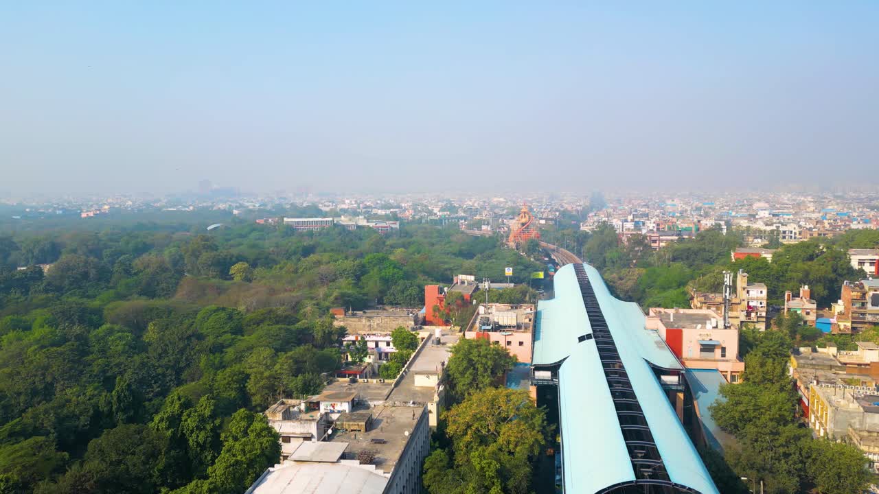 Luftaufnahme der U-Bahn-Station Karol Bagh