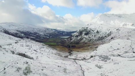 Luftaufnahmen-Eines-Schneebedeckten-Tals-In-Snowdonia-Mit-Blick-Auf-Llyn-Gwynant-Und-Nant-Gwynant,-Wales