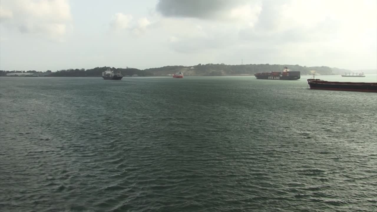 barcos comerciales esperando en el lago gatún para transitar por las esclusas del canal de panamá