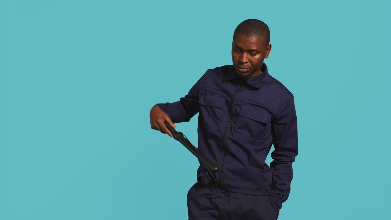 el agente de patrulla mantiene un entorno seguro usando un arma de porra.