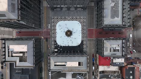 Toma-Aérea-De-Arriba-Hacia-Abajo-De-Patinadores-Sobre-Hielo-En-La-Plaza-De-La-Ciudad-Urbana