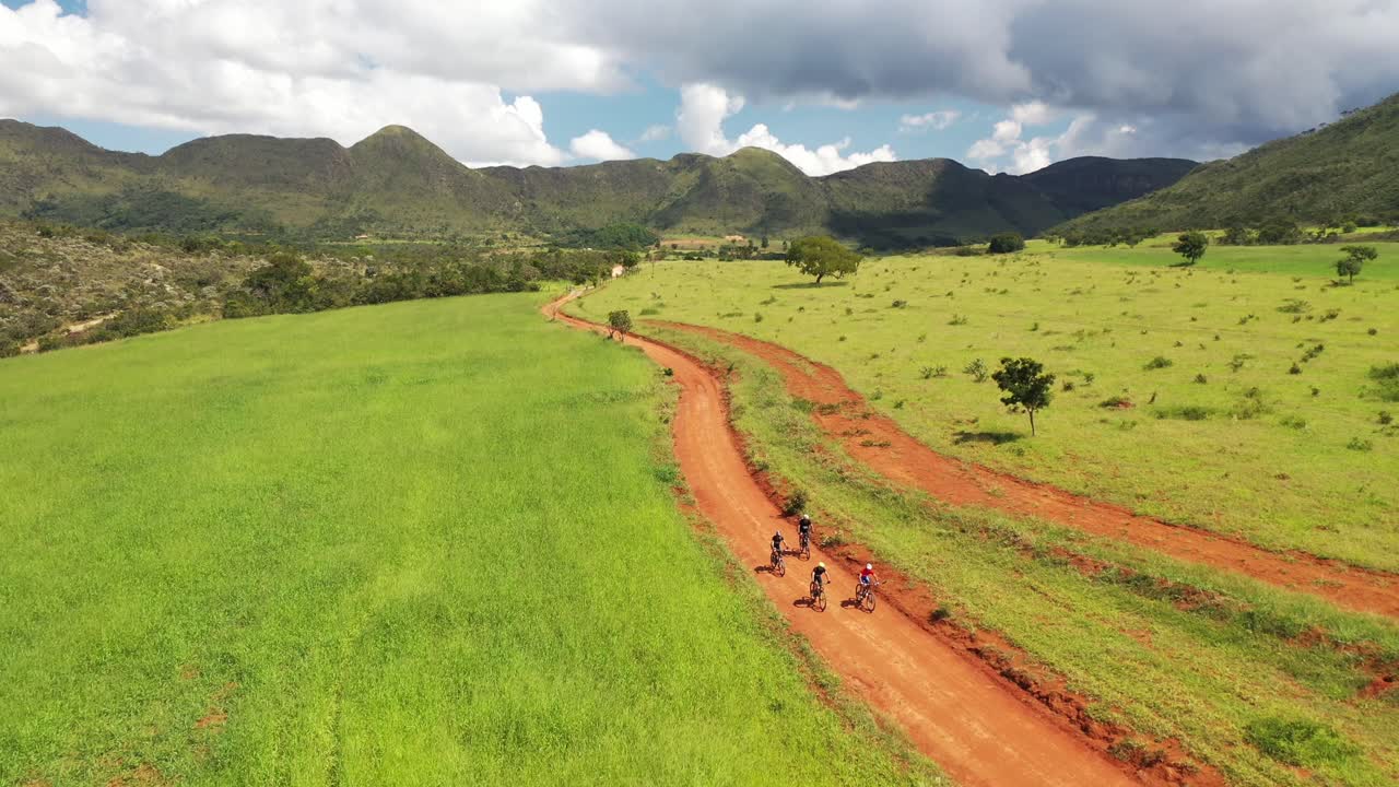 vista aérea de ciclistas en sendero en serra da canastra, minas gerais, brasil