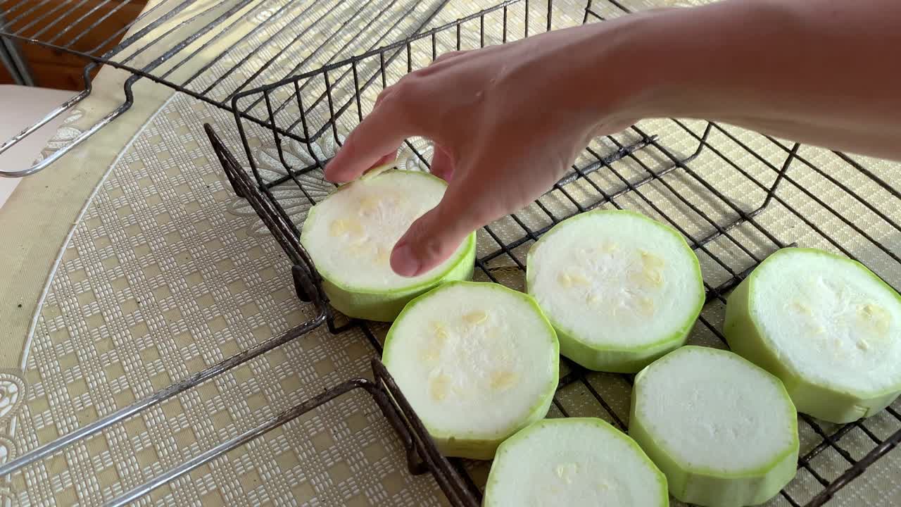 생 채소를 준비하는 사람, 그리드와 바베큐 개념에서 요리하기위한 zucchini, 그릴에 음식 재료를 퍼뜨리는 사람