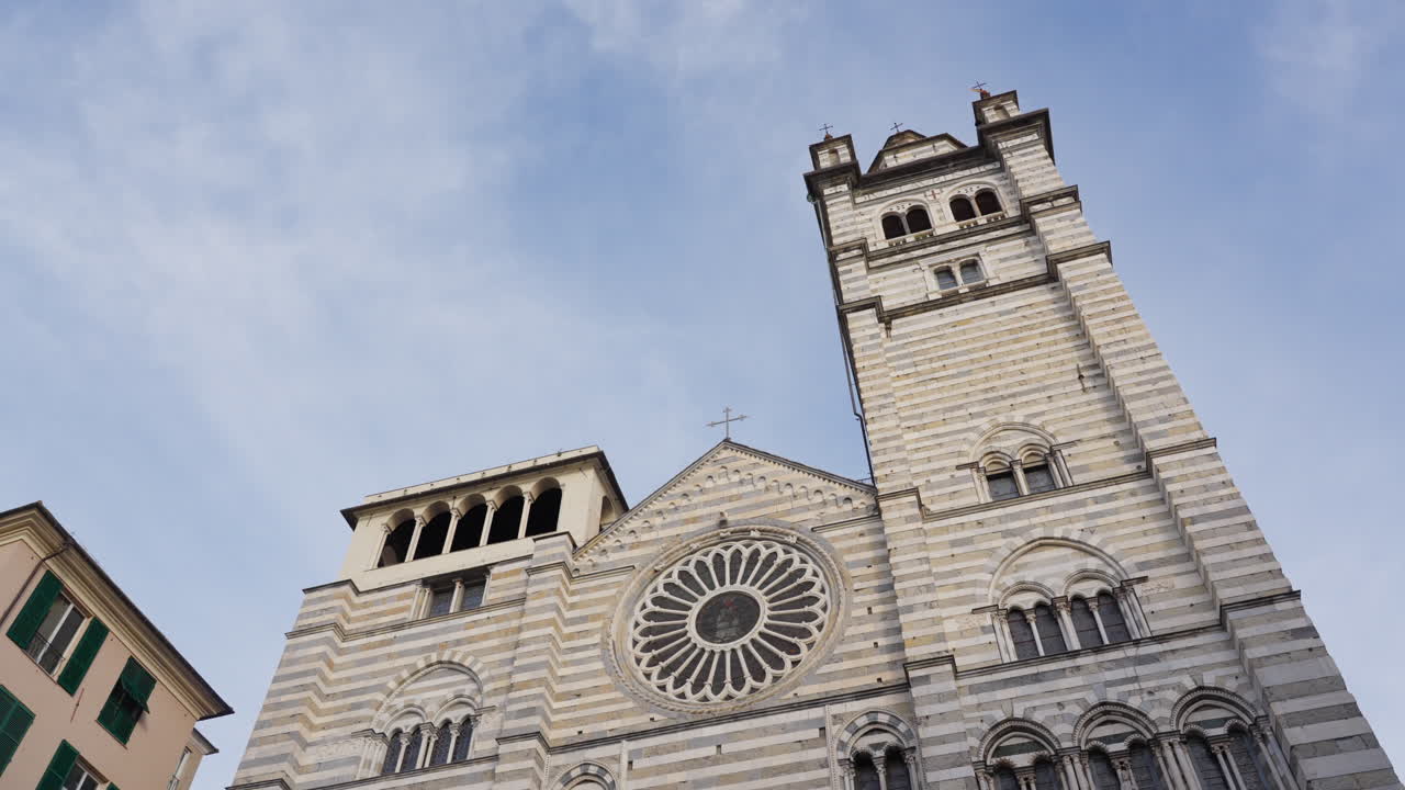 Angolazione bassa della Cattedrale di San Lorenzo a Genova, Italia. Architettura storica di chiesa, punto di riferimento.