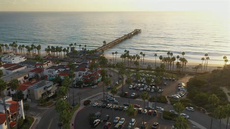 Vista-Aérea-Descendente-Hacia-El-Muelle-En-San-Clemente-California-Al-Atardecer