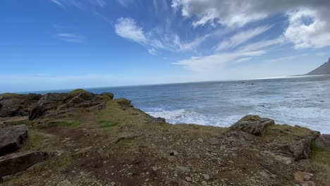 Rocas-Y-Arena-Negra-En-La-Playa-Prístina,-Costa-De-Islandia,-Panorama