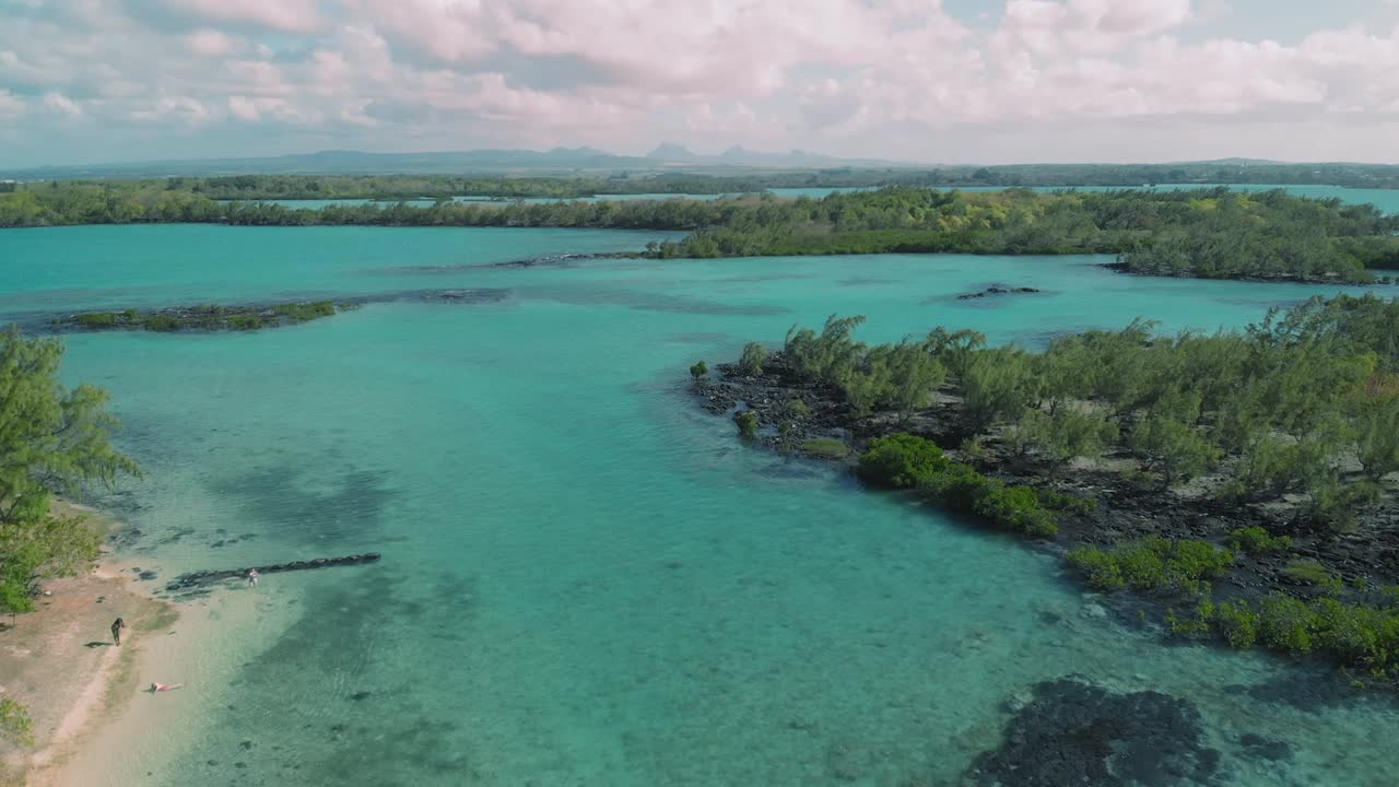 toma de drones del océano verde azulado y las islas