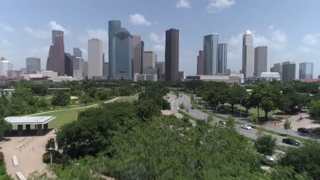 Este-Video-Es-Sobre-Una-Vista-Aérea-Del-Horizonte-Del-Centro-De-Houston-Frente-Al-Parque-Elanor-Tinsley