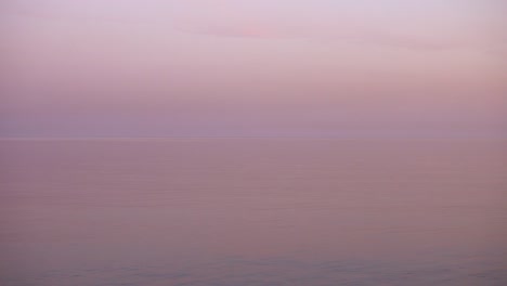 video en bucle. majestuosa puesta de sol y calma superficie del agua reflejada.