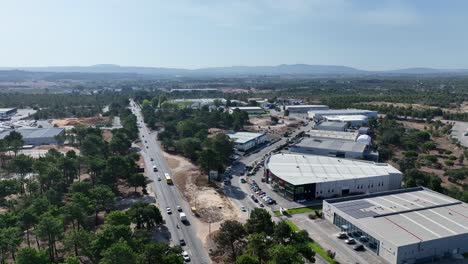 Imágenes-De-Drones-Paralelos-Desde-Una-Carretera-Que-Atraviesa-La-Zona-Industrial-De-Sexial,-Portugal