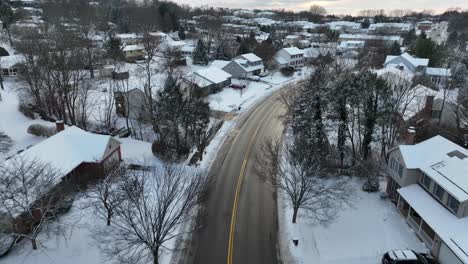 Suburbio-Americano-Cubierto-De-Nieve