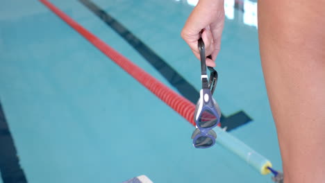 Atleta-Nadadora-Caucásica-Junto-A-La-Piscina,-Con-Espacio-Para-Copiar