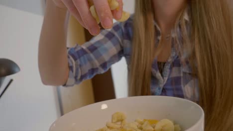 Esta-Es-Una-Toma-De-Revelación-En-Cámara-Lenta-De-4k-60-Fps-De-Mi-Novia-Sirviendo-Plátano-En-Un-Tazón-De-Ensalada-De-Frutas