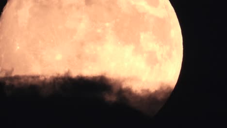 Timelapse-De-Luna-Llena-Naranja-Con-Nubes-Oscuras-Y-Espeluznantes-En-Primer-Plano