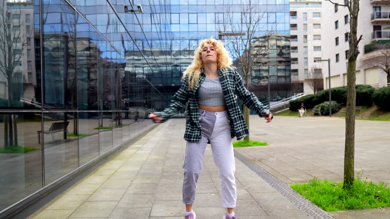 mujer bailando en un entorno urbano