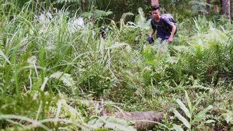 joven en el bosque filmándose siendo perseguido