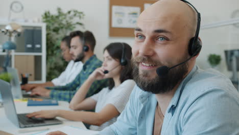 equipo de servicio al cliente en la oficina