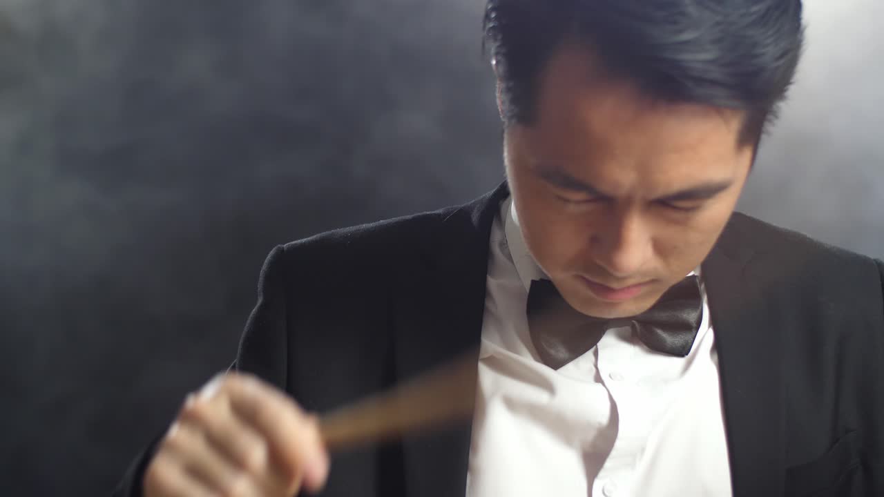 공식적인 환경에서 사려 깊은 사업가