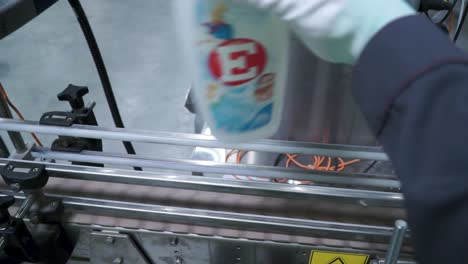 línea de envasado automatizada en una fábrica