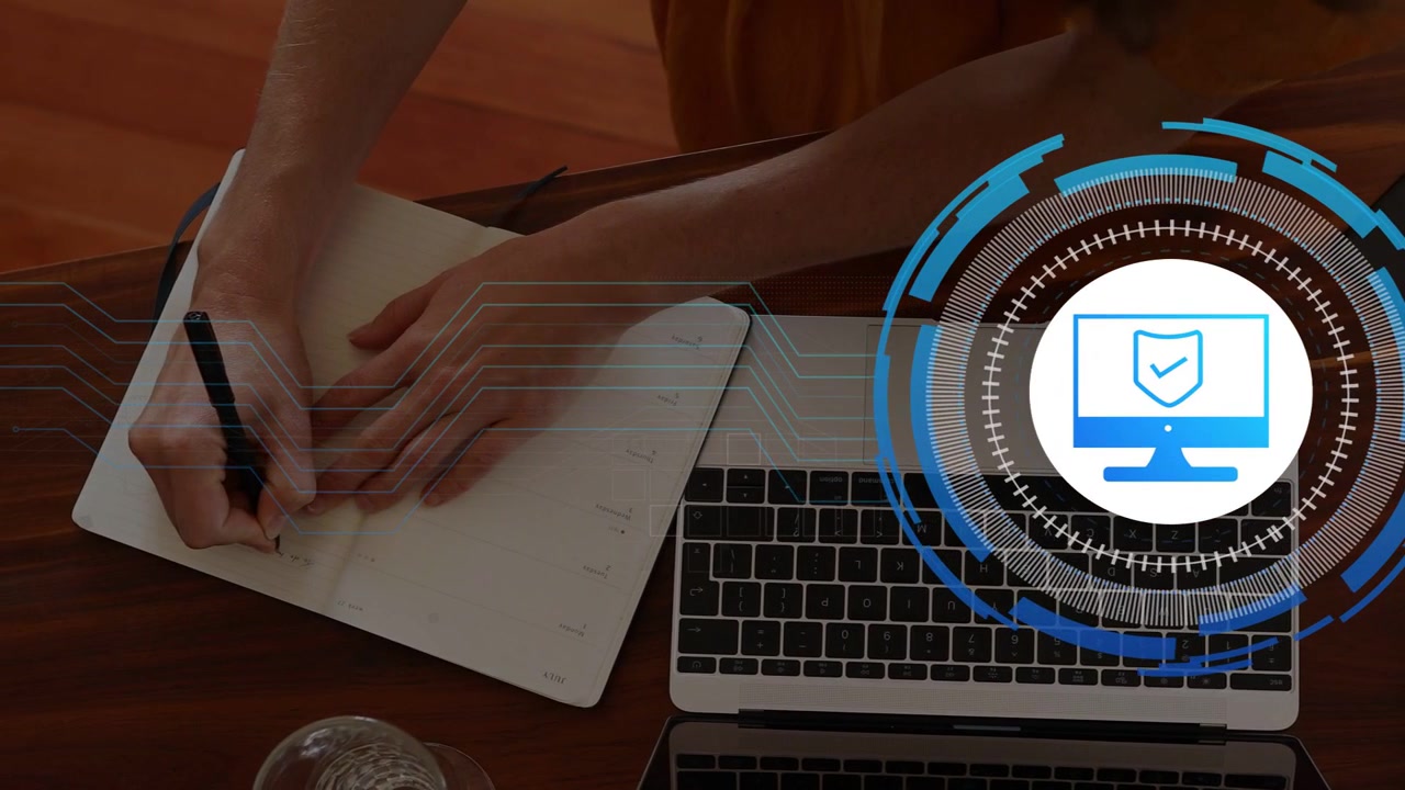Notebook che si apre con un HUD sovrapposto al laptop, donna che alterna la digitazione e la scrittura per lavoro tecnologico.