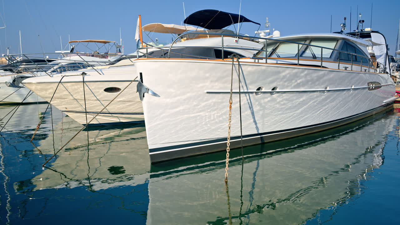 Barche ormeggiate nel Port Vauban alla luce del giorno ad Antibes, Francia
