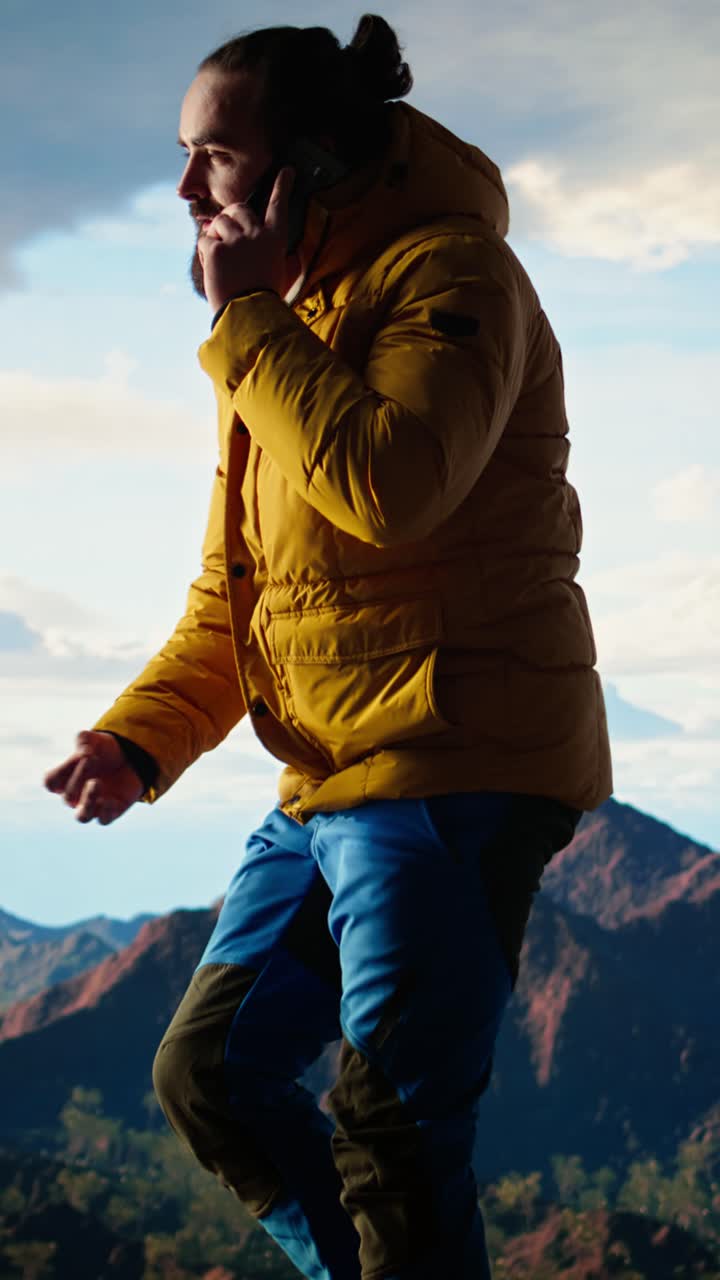 Escursionista si arrabbia al telefono e lancia lo smartphone dalla montagna