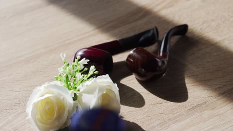 Pequeños-Detalles-De-Boda-Con-Pipa-De-Madera-Y-Flores-En-La-Mesa