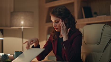 evening businesswoman closing laptop finishing overtime work in office close up.