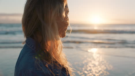 Schöne-Frau-Am-Strand,-Die-Den-Sonnenuntergang-Am-Meereshorizont-Betrachtet-Und-An-Eine-Reise-Denkt,-über-Das-Leben-Nachdenkt-Und-Die-Freiheit-Eines-Friedlichen-Sommerurlaubs-Genießt