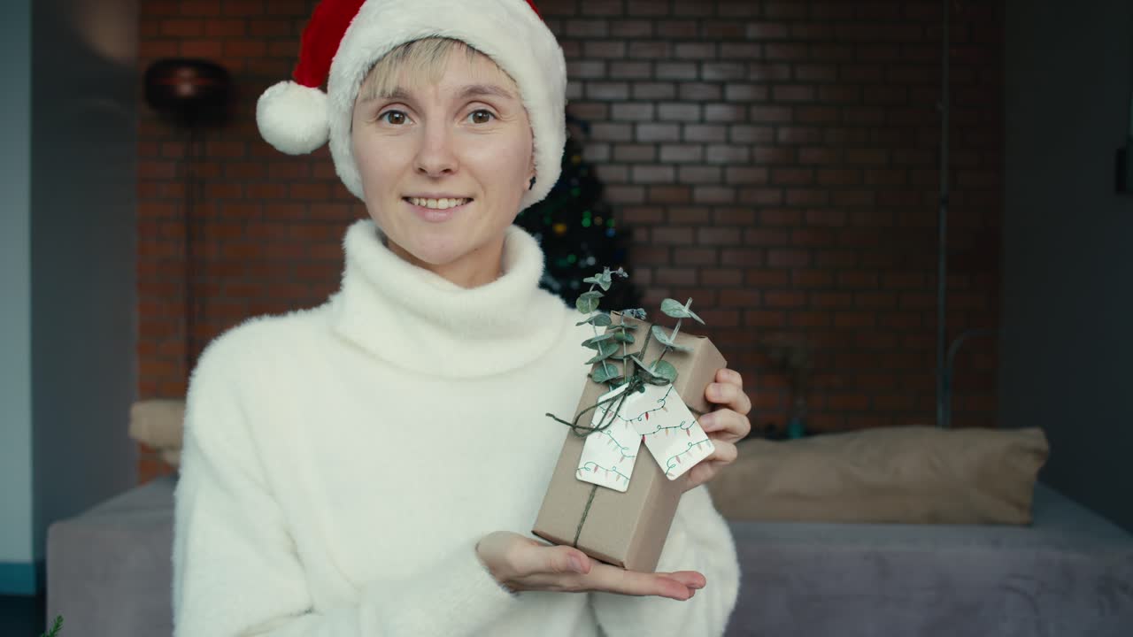 Donna con un regalo di Natale