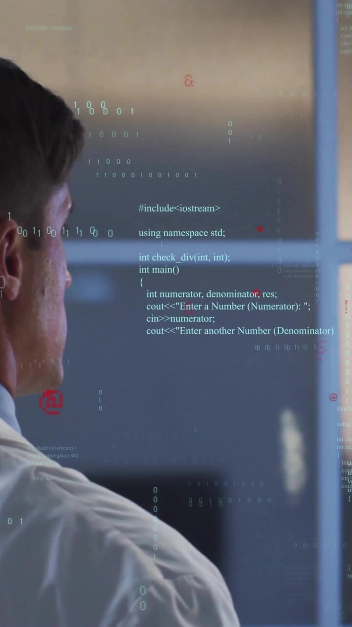 Ein Mann im Laborkittel beobachtet digitalen Code auf einem transparenten Bildschirm und analysiert eine Animation.