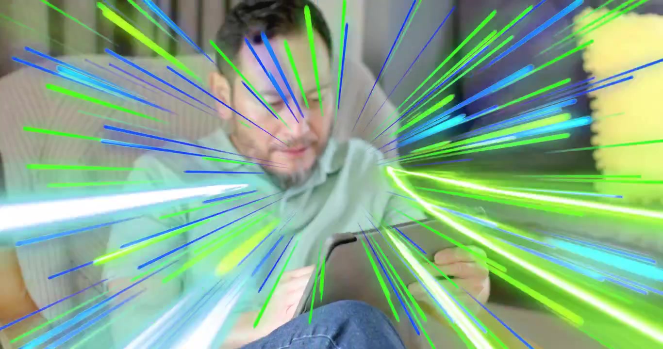 Hombre tocando y deslizando la pantalla de una tablet, mientras líneas de movimiento verdes y azules visualizan la navegación tecnológica.