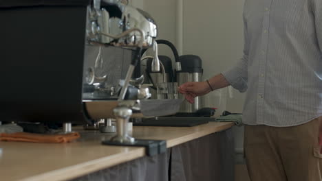 barista preparando el café