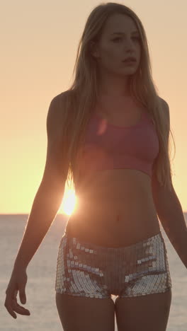 Mujer-Bailarina-En-La-Playa