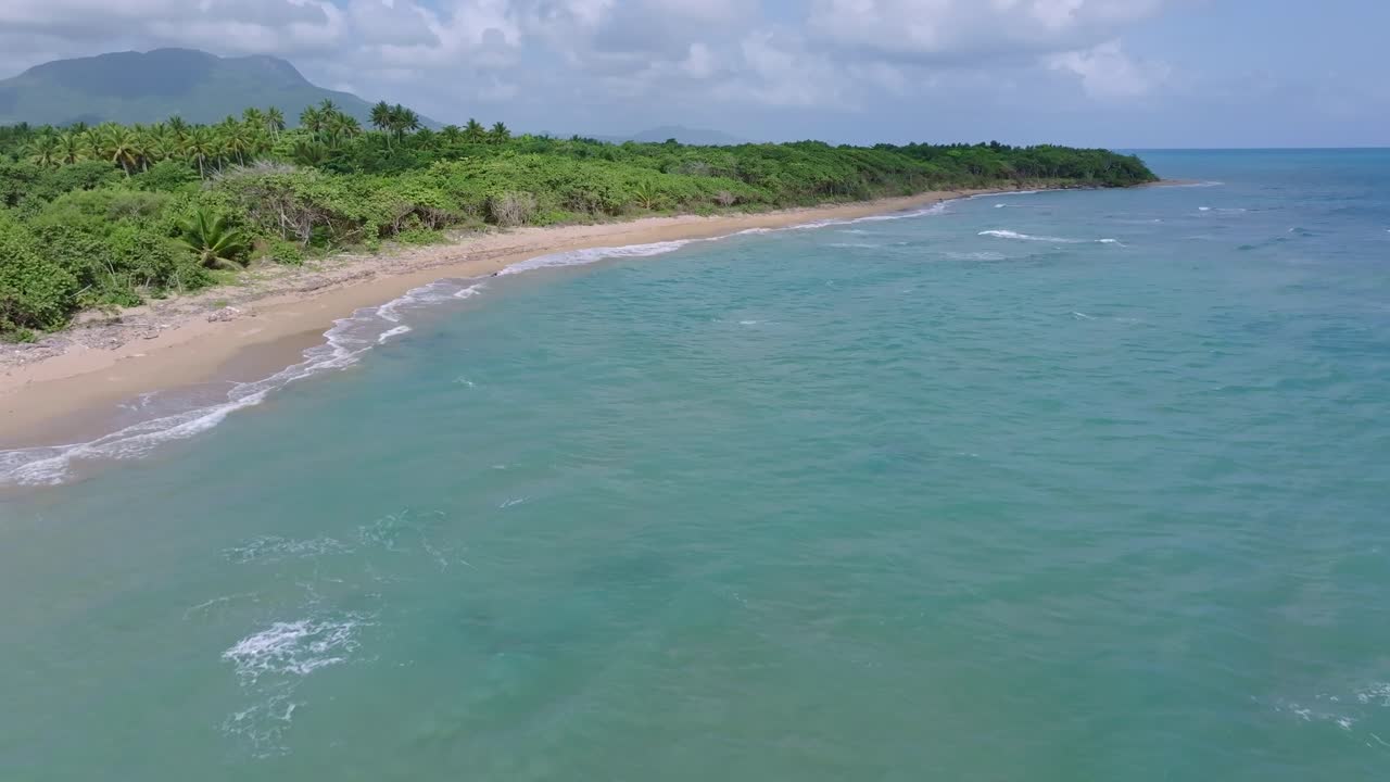 fotografía aérea hacia adelante de punta bergatín, puerto plata, revelando el terreno para el hotel hyatt zilara
