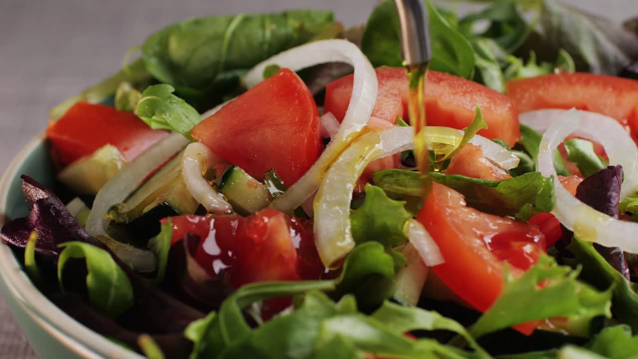 Ensalada Fresca de Hojas Verdes Mixtas con Verduras y Aderezo de Aceite de Oliva