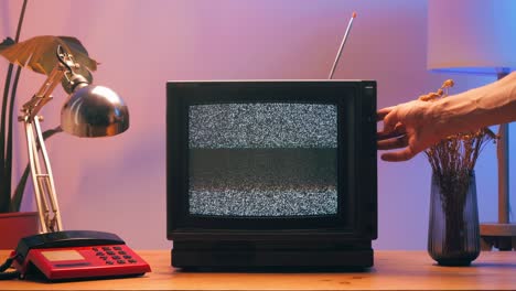 tv retro, televisión vintage en una configuración nostálgica, una tv retro muestra grano en la pantalla, dispositivo aterrador de la noche de halloween bueno para la llave de croma y la pantalla verde. imágenes de alta calidad 4k