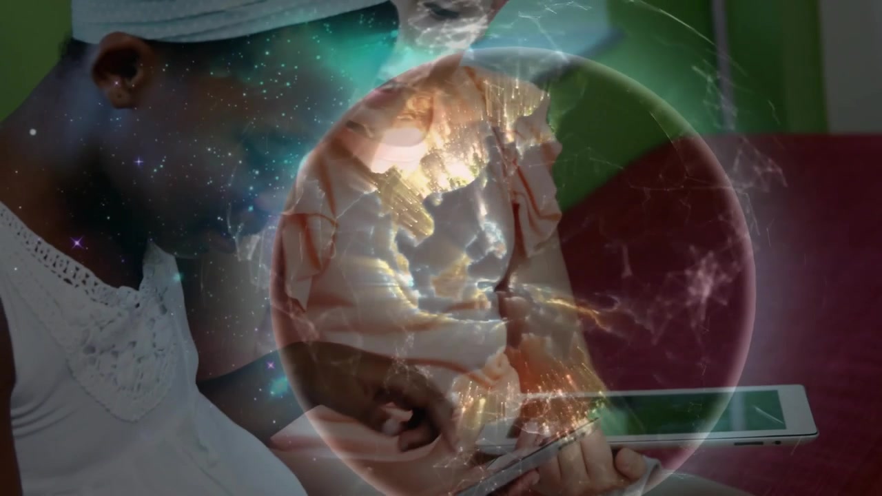 Una ragazza più grande guida la mano di un bambino piccolo dal telefono al tablet nell'apprendimento, scorrendo un overlay di un globo rotante.